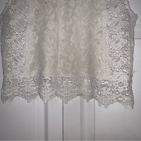 SANS SOUCI Lace Crochet Sleeveless Crop - Picture 3 of 5